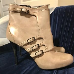🌟EUC Booties very comfortable  Priced to sell!